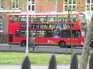  autobus rouge avec publicité